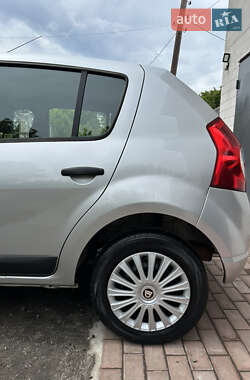 Хэтчбек Dacia Sandero 2009 в 