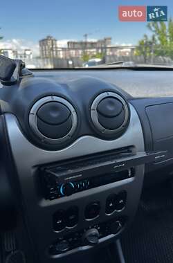 Хетчбек Dacia Sandero 2010 в 