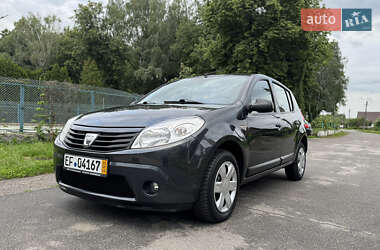 Хетчбек Dacia Sandero 2009 в 