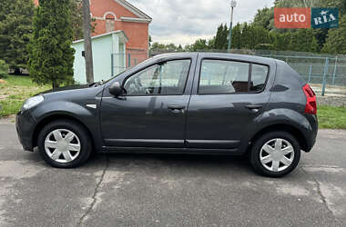 Хетчбек Dacia Sandero 2009 в 