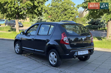 Хэтчбек Dacia Sandero 2010 в 