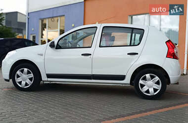 Хетчбек Dacia Sandero 2009 в 