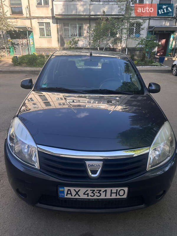 Хэтчбек Dacia Sandero 2010 в 