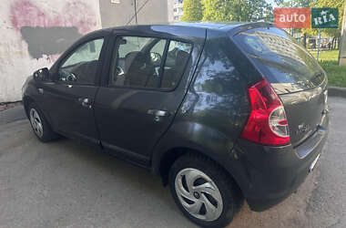 Хэтчбек Dacia Sandero 2010 в 