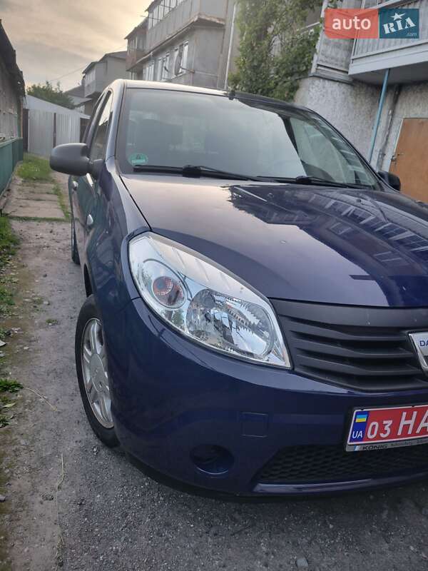 Хэтчбек Dacia Sandero 2009 в 