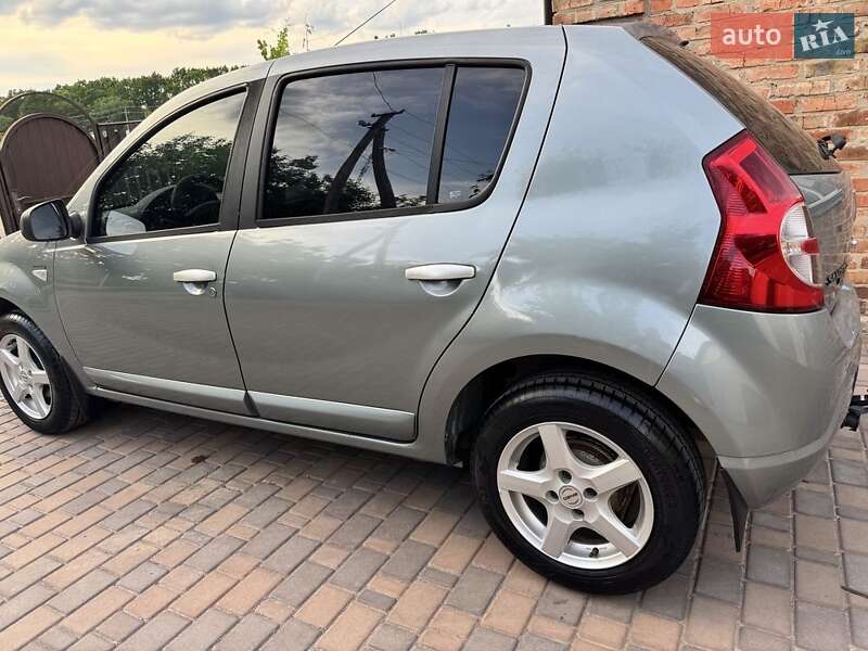 Хэтчбек Dacia Sandero 2009 в Христиновке