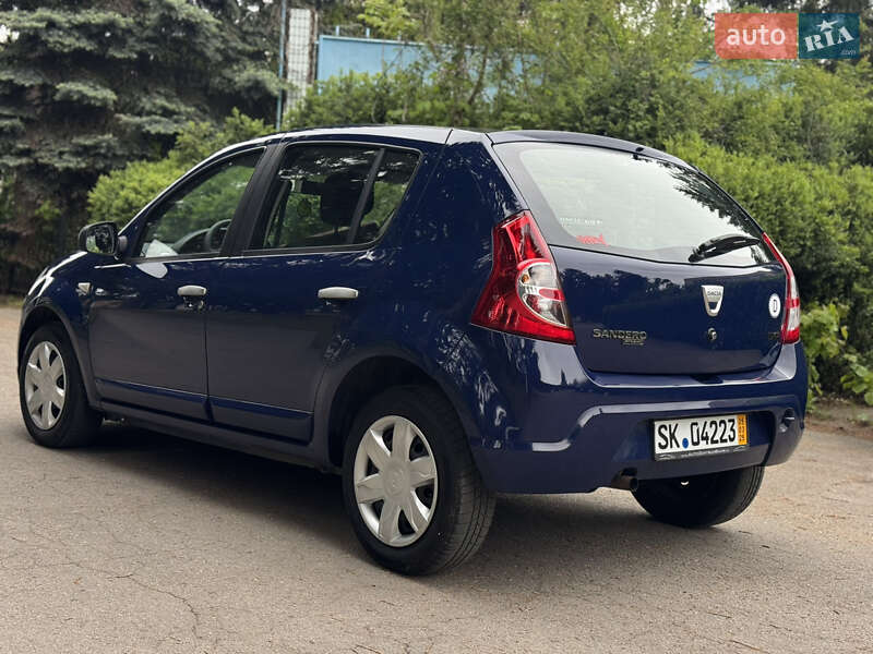 Хэтчбек Dacia Sandero 2010 в Умани