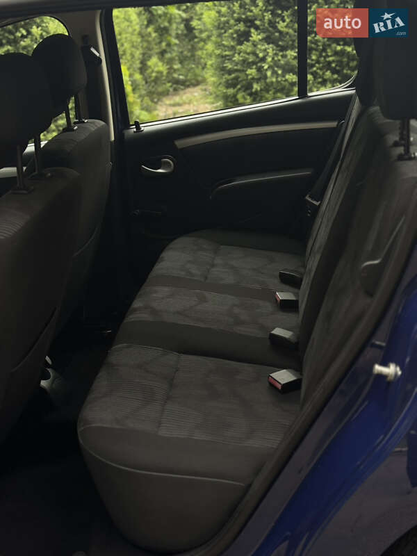 Хэтчбек Dacia Sandero 2010 в Умани