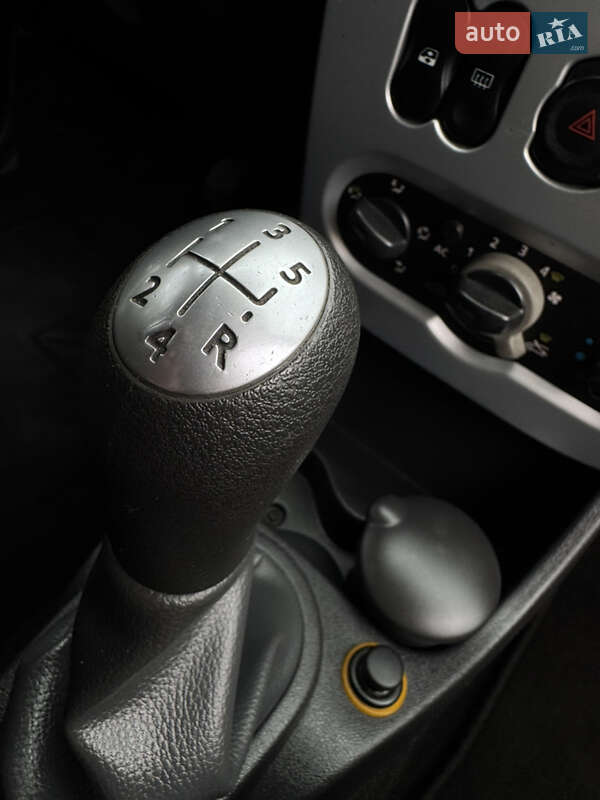 Хэтчбек Dacia Sandero 2010 в Умани