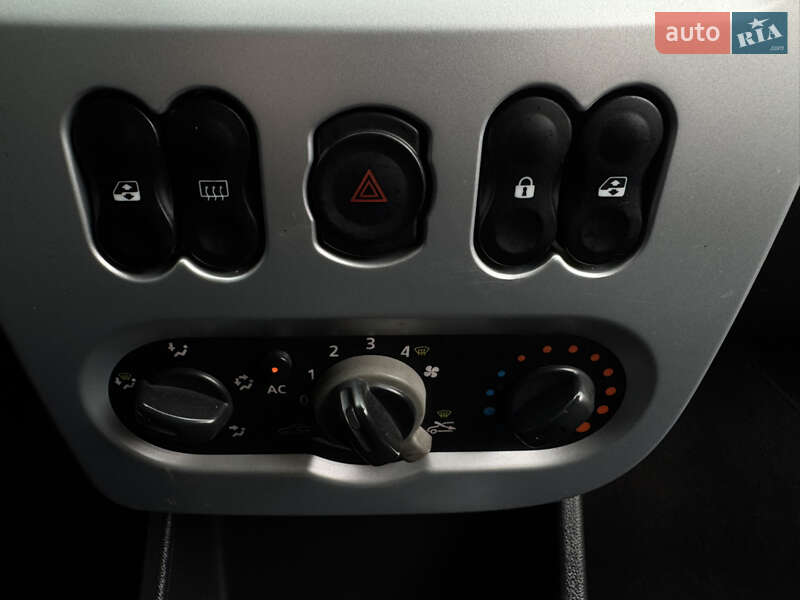Хэтчбек Dacia Sandero 2010 в Умани