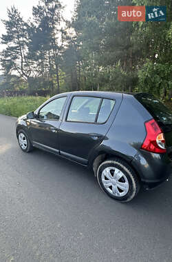 Хетчбек Dacia Sandero 2010 в 