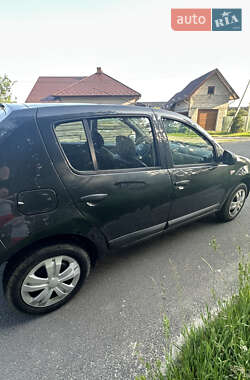 Хетчбек Dacia Sandero 2010 в 