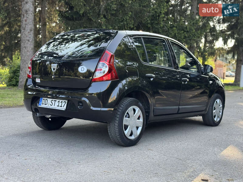 Хэтчбек Dacia Sandero 2010 в Умани