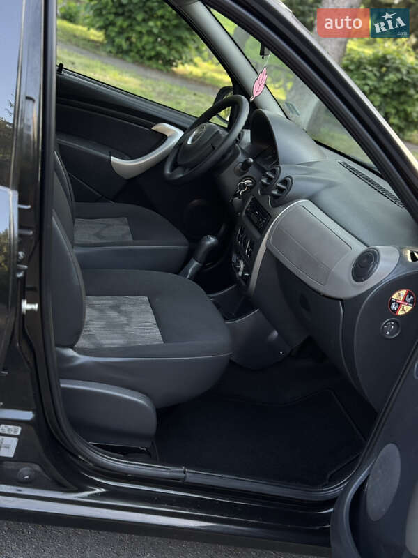 Хэтчбек Dacia Sandero 2010 в Умани