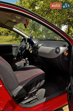 Хэтчбек Dacia Sandero 2009 в 