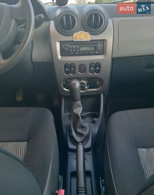 Хэтчбек Dacia Sandero 2012 в Ровно