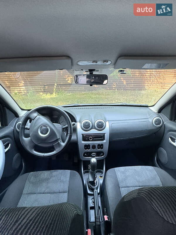 Хэтчбек Dacia Sandero 2010 в Запорожье