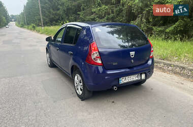 Хэтчбек Dacia Sandero 2009 в 