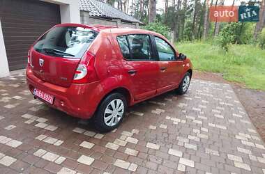 Хэтчбек Dacia Sandero 2008 в 