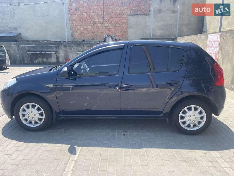 Хэтчбек Dacia Sandero 2009 в Черновцах