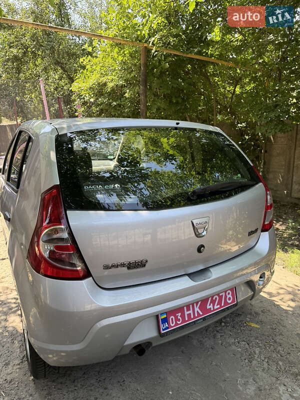 Хэтчбек Dacia Sandero 2009 в Черновцах