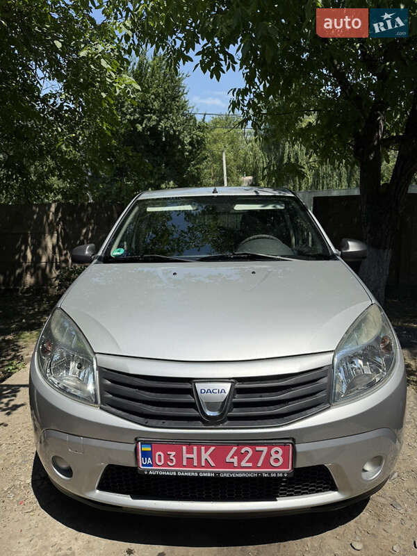 Хэтчбек Dacia Sandero 2009 в Черновцах