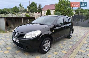Хэтчбек Dacia Sandero 2010 в Черновцах