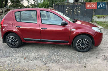 Хэтчбек Dacia Sandero 2010 в 