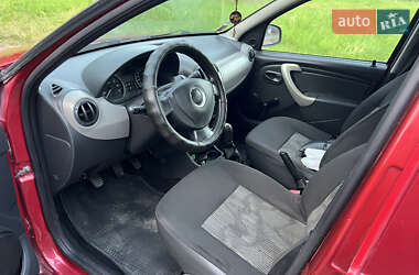 Хэтчбек Dacia Sandero 2010 в 