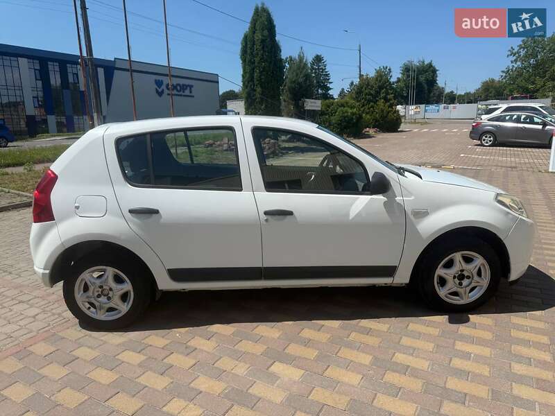 Хэтчбек Dacia Sandero 2011 в Ровно