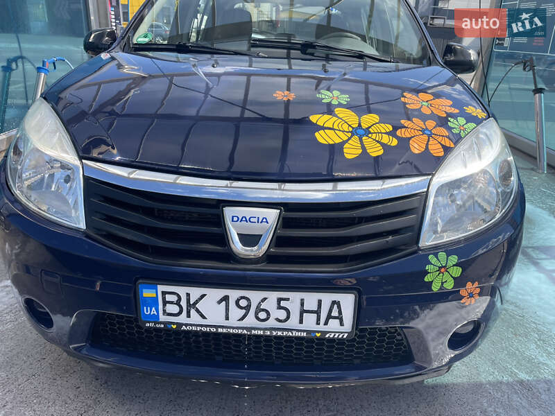 Хэтчбек Dacia Sandero 2010 в 