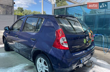 Хэтчбек Dacia Sandero 2010 в 