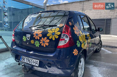 Хэтчбек Dacia Sandero 2010 в 