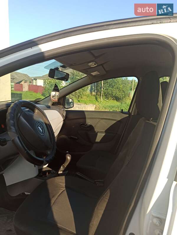 Хэтчбек Dacia Sandero 2013 в Глухове