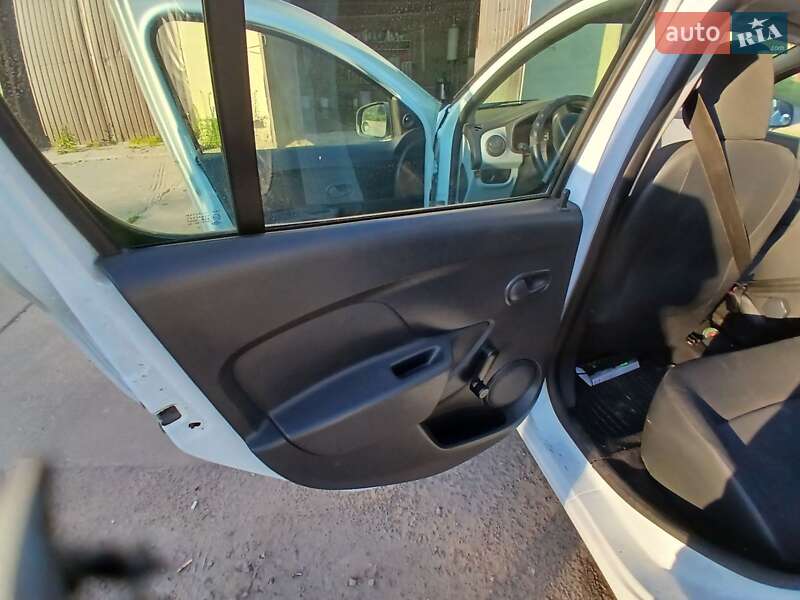 Хэтчбек Dacia Sandero 2013 в Глухове