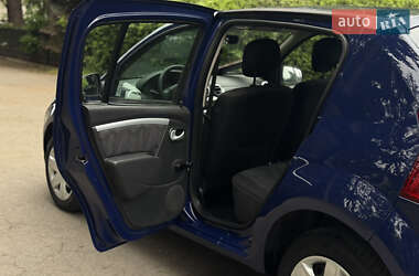 Хэтчбек Dacia Sandero 2010 в 