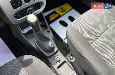 Хэтчбек Dacia Sandero 2010 в 