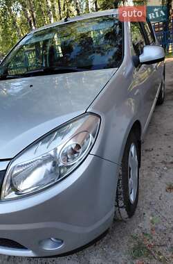 Хэтчбек Dacia Sandero 2008 в 