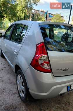 Хэтчбек Dacia Sandero 2008 в 