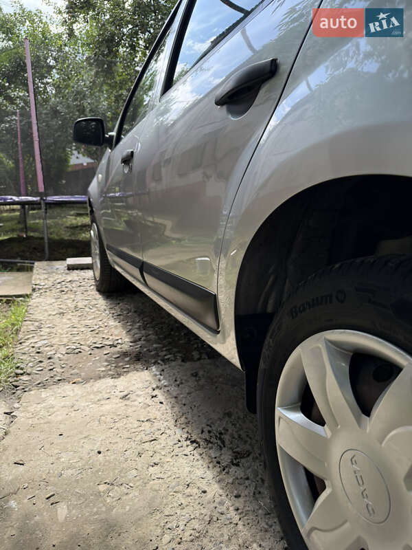 Хэтчбек Dacia Sandero 2009 в Черновцах