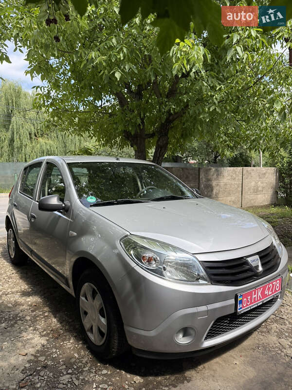 Хэтчбек Dacia Sandero 2009 в Черновцах