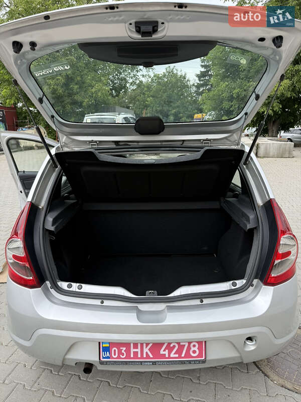 Хэтчбек Dacia Sandero 2009 в Черновцах