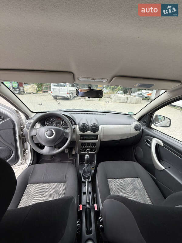 Хэтчбек Dacia Sandero 2009 в Черновцах