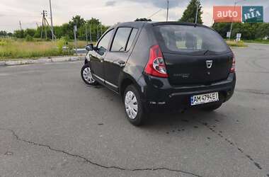 Хэтчбек Dacia Sandero 2010 в 