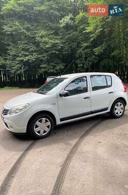 Хетчбек Dacia Sandero 2010 в 