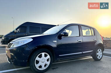 Хетчбек Dacia Sandero 2010 в Києві