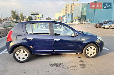 Хэтчбек Dacia Sandero 2010 в 