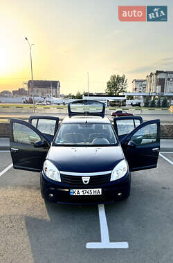Хэтчбек Dacia Sandero 2010 в Киеве