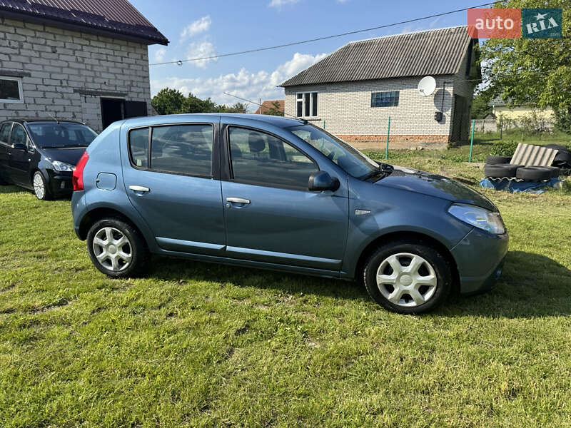Хетчбек Dacia Sandero 2008 в Володимирі