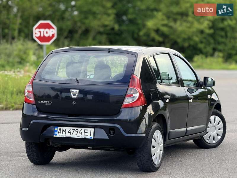 Хэтчбек Dacia Sandero 2010 в Мене